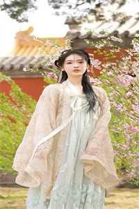 女主叫薛宝宝的
